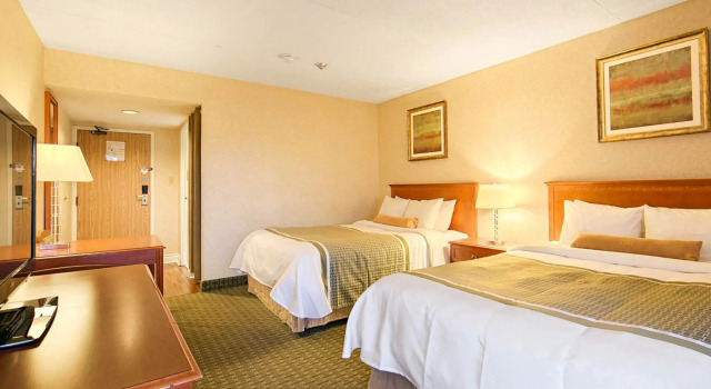 Четырёхместный номер Standard Quality Inn & Suites