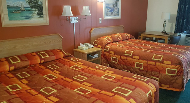 Четырёхместный номер Standard Town House Motel Inc