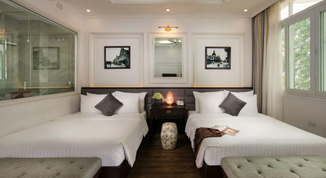 Четырёхместный семейный номер Standard с балконом и с видом на город Golden Rooster Hotel