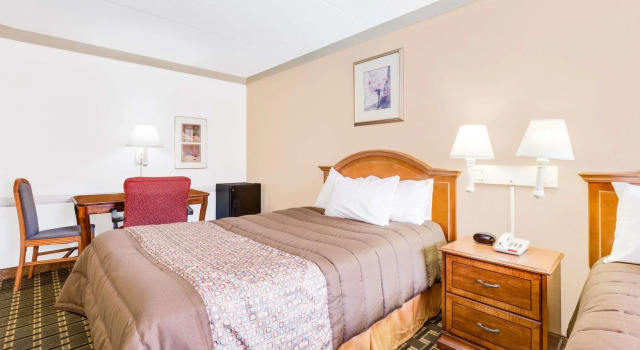 Четырёхместный номер Standard Days Inn by Wyndham Birmingham/West