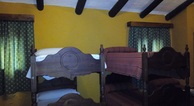 Кровать в общем номере Hotel Restaurante Las Buitreras