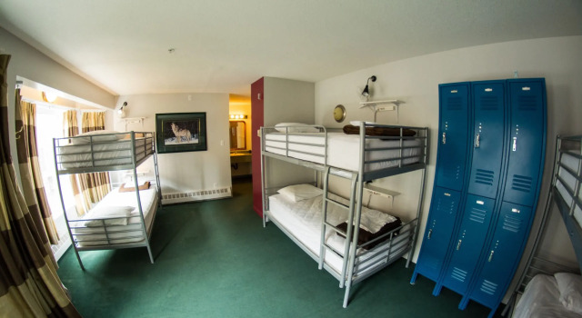 Кровать в общем номере Samesun Banff Hostel