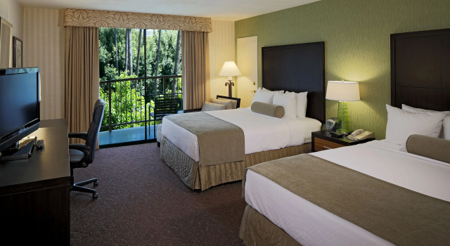 Четырёхместный номер Standard Crowne Plaza San Diego - Mission Valley by IHG