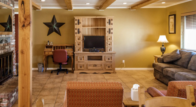 Люкс с 2 комнатами Charm Motel & Suites