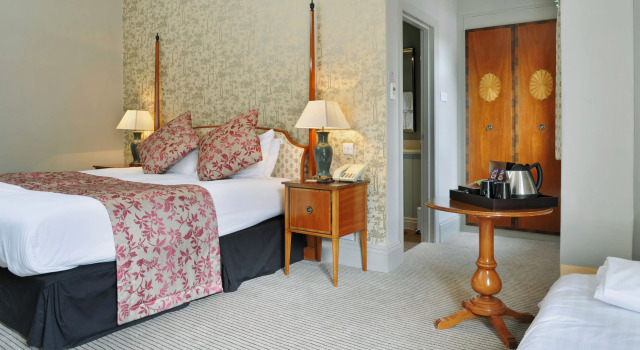 Номер Family The Crown Manor House Hotel