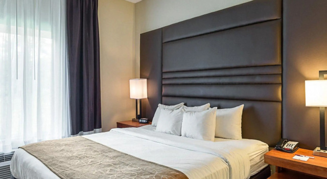Двухместный люкс Comfort Suites near Tanger Outlet Mall