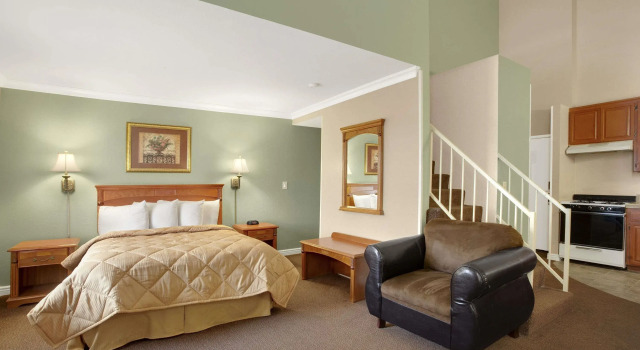 Люкс Travelodge Inn & Suites by Wyndham Gardena CA