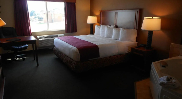 Двухместный люкс AmericInn by Wyndham McAlester