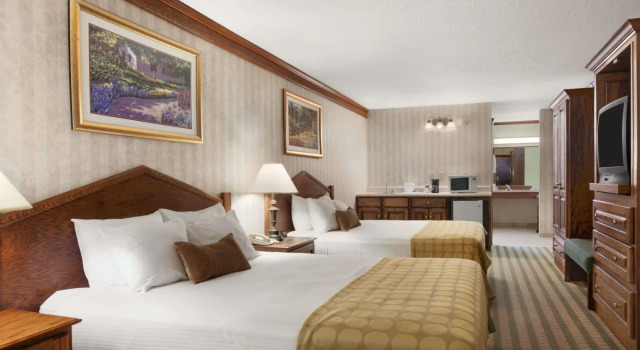 Четырёхместный номер Standard Ramada by Wyndham Saginaw Hotel & Suites