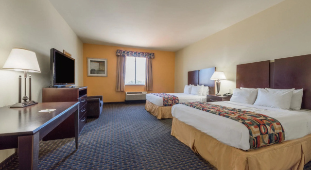 Четырёхместный номер Standard Days Inn & Suites by Wyndham Cleburne TX