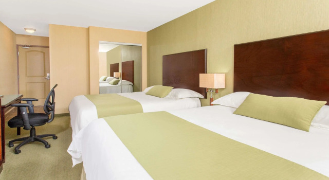 Четырёхместный номер Standard Ramada by Wyndham Williams Lake