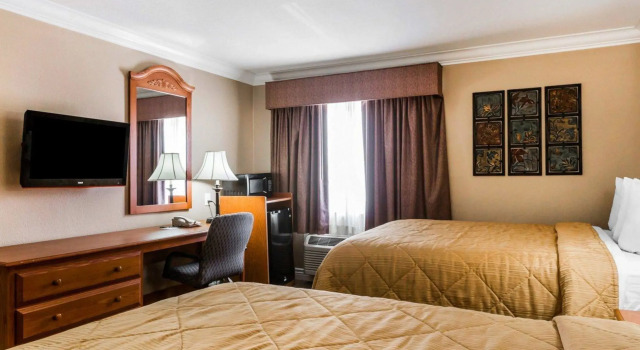 Четырёхместный номер Standard Quality Inn & Suites