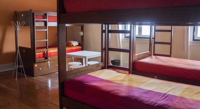 Кровать в общем номере с видом на реку Lisbon Hostel