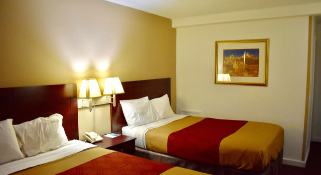 Четырёхместный номер Standard Rodeway Inn Terre Haute near University