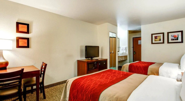 Четырёхместный номер Standard Comfort Inn Fontana