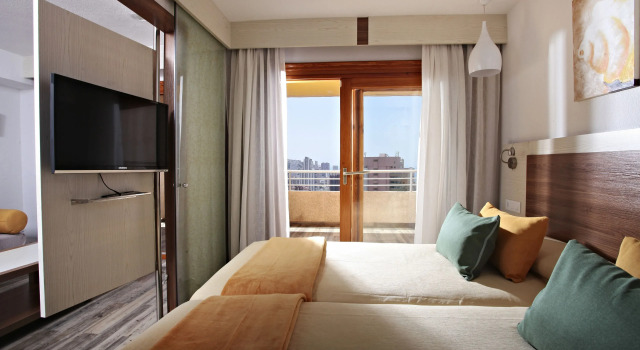Люкс с видом на бассейн Sandos Benidorm Suites