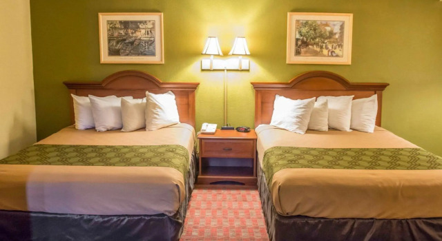 Четырёхместный номер Standard Econo Lodge Lake City-North