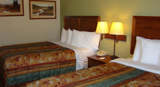 Четырёхместный номер Standard AmericInn by Wyndham Kewanee