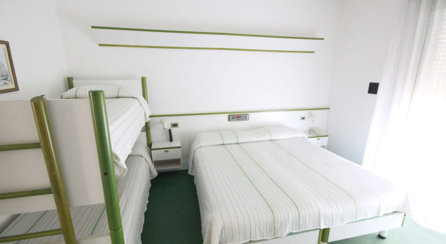 Четырёхместный номер Standard с балконом Hotel Iris Jesolo