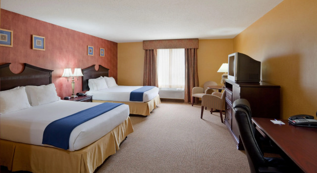 Четырёхместный номер Standard Holiday Inn Express Hotel & Suites Swansea by IHG
