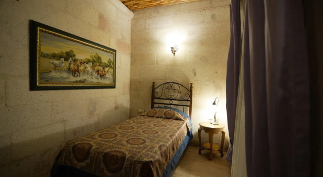 Кровать в общем номере Babayan Evi Cave Hotel