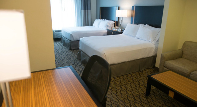 Четырёхместный люкс Holiday Inn Express Hotel & Suites Chanhassen by IHG
