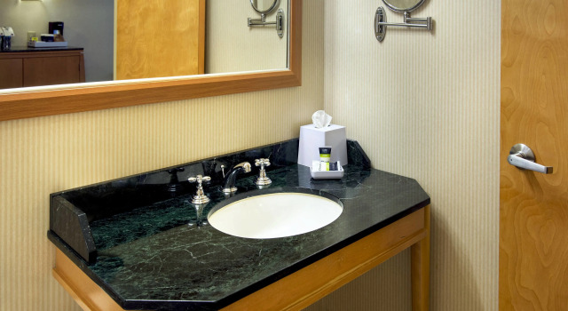 Четырёхместный номер Standard Best Western Premier Plainview-Long Island Hotel