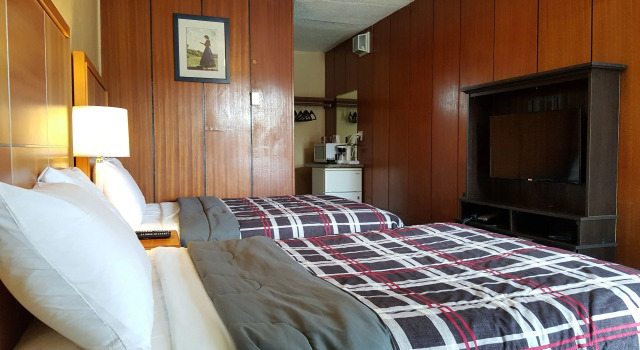 Четырёхместный номер Standard Plaza Motel