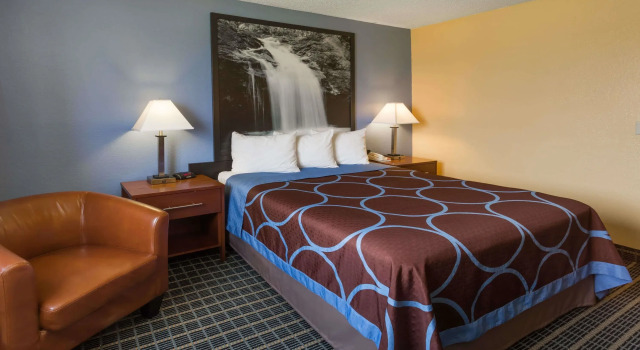 Люкс Super 8 by Wyndham Janesville