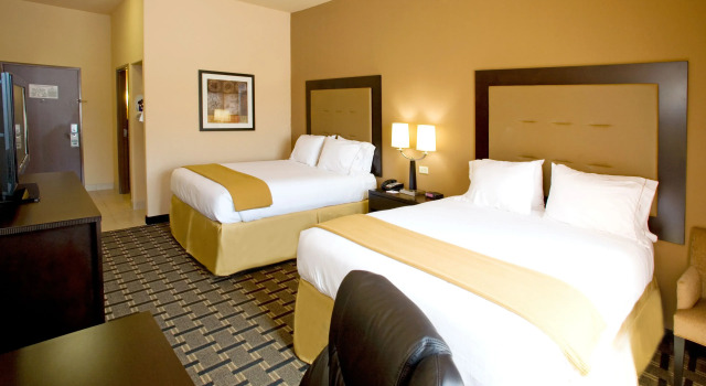 Четырёхместный номер Standard Holiday Inn Express and Suites Beeville by IHG