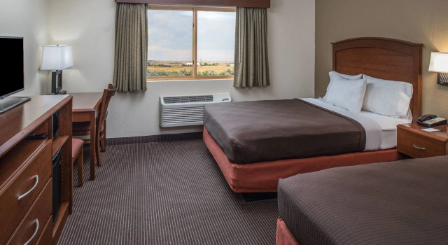 Четырёхместный номер Standard AmericInn by Wyndham Belle Fourche