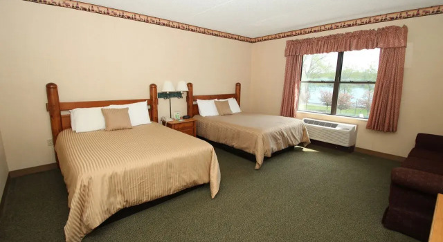 Четырёхместный номер Standard с видом на бассейн Darien Lake Lodge on the Lake