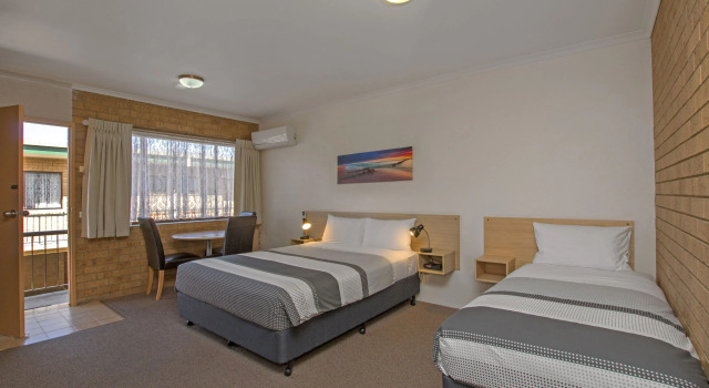 Трёхместный номер Standard River Street Motel