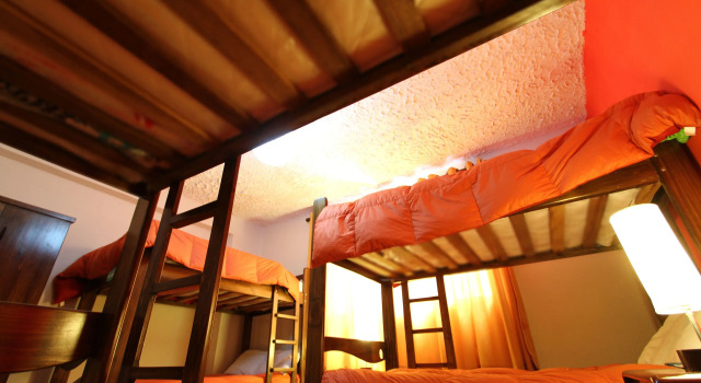 Postel ve společném pokoji Inka Club Hostel