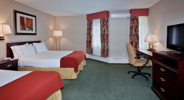 Четырёхместный номер Standard Holiday Inn Express Red Deer by IHG
