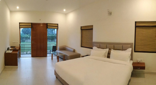 Двухместный люкс Deluxe с видом на бассейн Corbett Panorama Resort