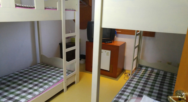 Кровать в общем номере (мужской номер) Marine Guesthouse