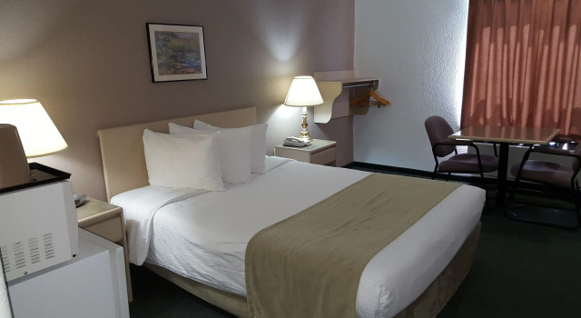 Двухместный номер Standard Super 8 by Wyndham Pincher Creek AB