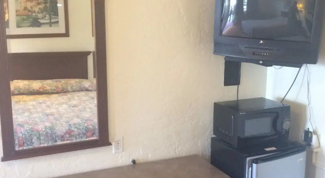 Четырёхместный номер Standard Sunshine Inn of Daytona Beach