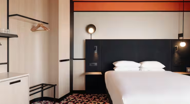 Двухместный номер High Floor DoubleTree by Hilton Amsterdam Centraal Station