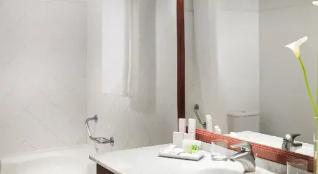 Люкс с 2 комнатами с видом на море Hotel Las Águilas Tenerife, Affiliated by Meliá