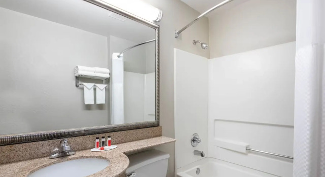Номер Microtel Inn & Suites by Wyndham Atlanta Buckhead Area