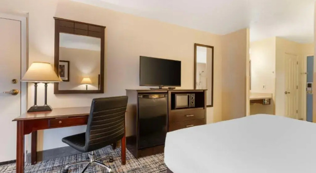 Двухместный люкс с балконом Отель Best Western Visalia