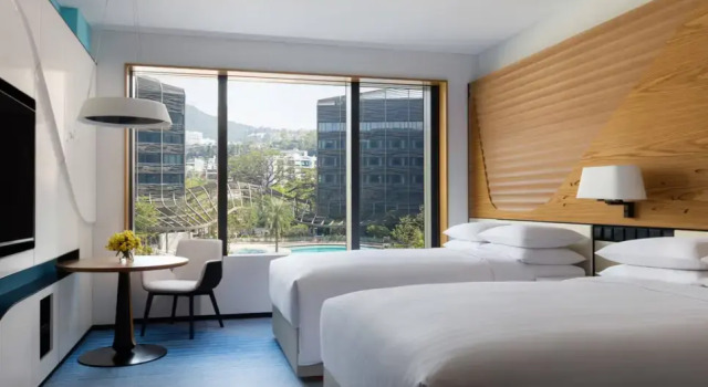 Четырёхместный Guest room с видом на бассейн Hong Kong Ocean Park Marriott Hotel