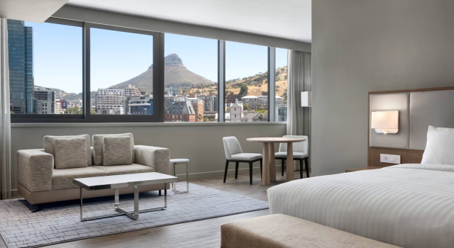 Двухместный полулюкс с видом на горы AC Hotel by Marriott Cape Town Waterfront