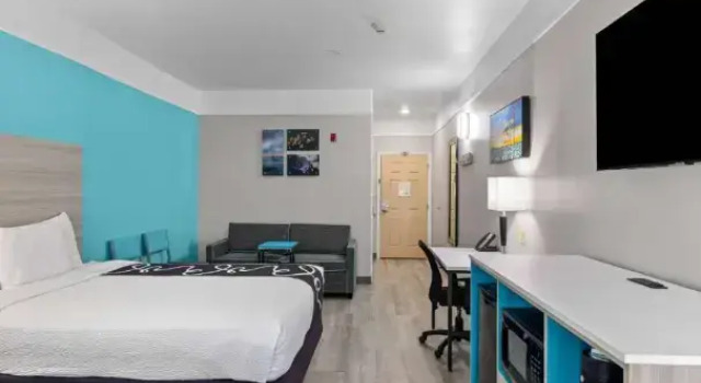 Четырёхместный люкс Executive La Quinta Inn Suites by Wyndham Raymondville Harlingen