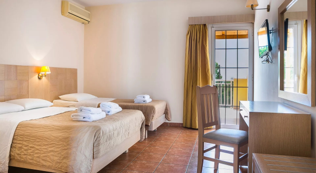 Трёхместный номер с видом на бассейн Lassi Hotel