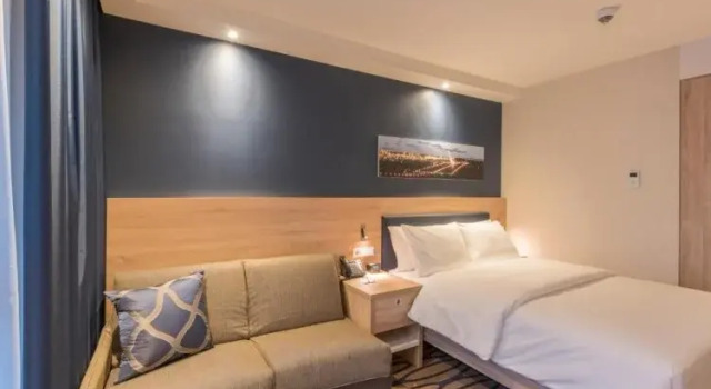 Двухместный номер с диваном Hampton By Hilton Frankfurt Airport