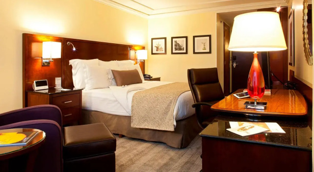 Четырёхместный гостевой номер Executive lounge access Mexico City Marriott Reforma Hotel