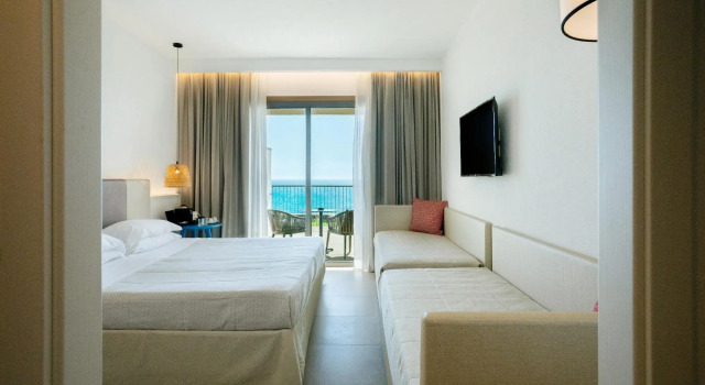 Семейный номер Deluxe с видом на море Mangias Torre Del Barone Resort & SPA